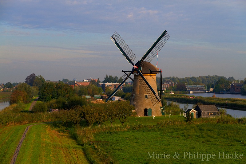 Moulin Kinderdijk 3628_29_30.jpg - Moulin de Kinderdijk, aux Pays-Bas. Ces moulins sont inscrits au patrimoine mondial de l'Unesco (septembre 2011)